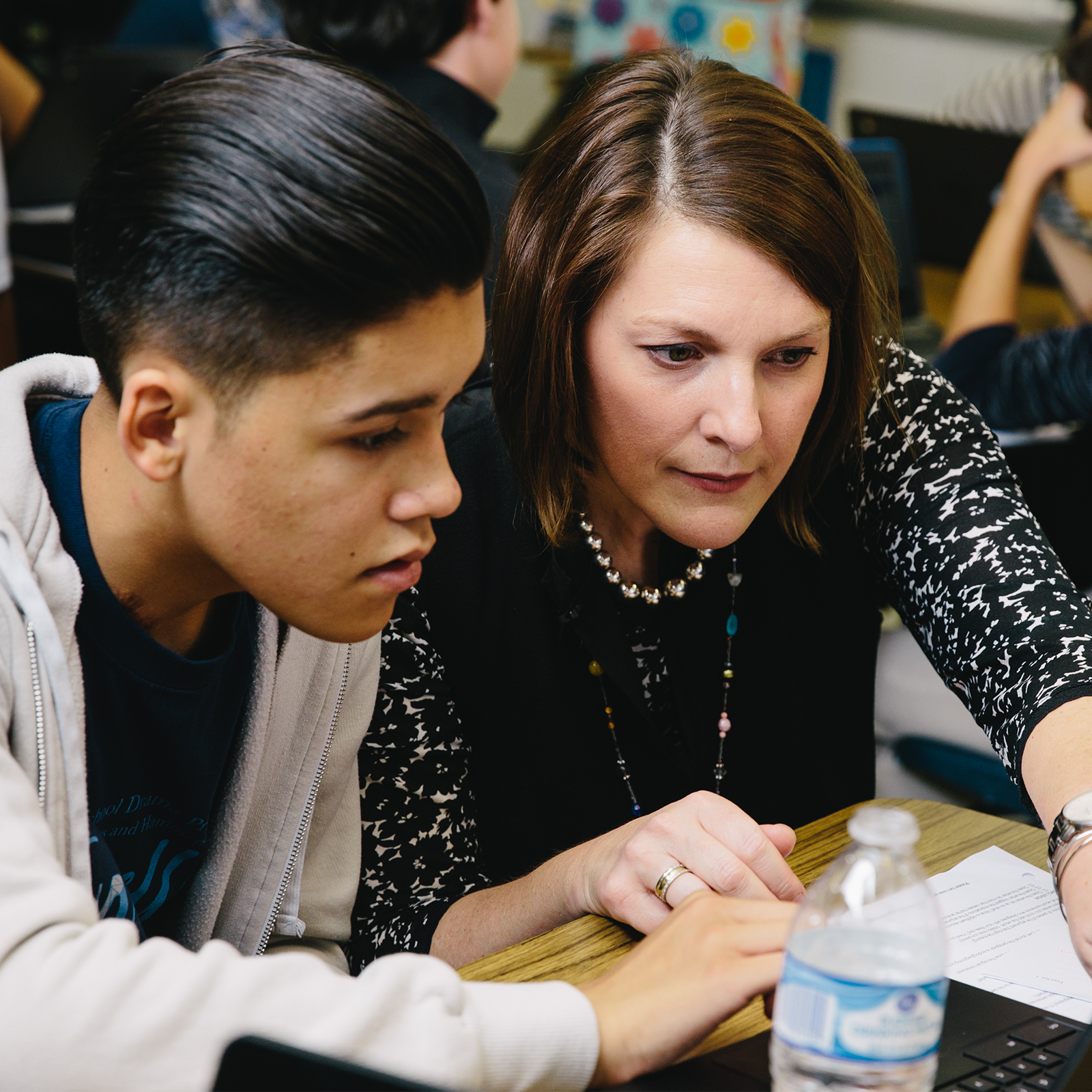 teacher-giving-1-on-1-feedback teacher-giving-1-on-1-feedback