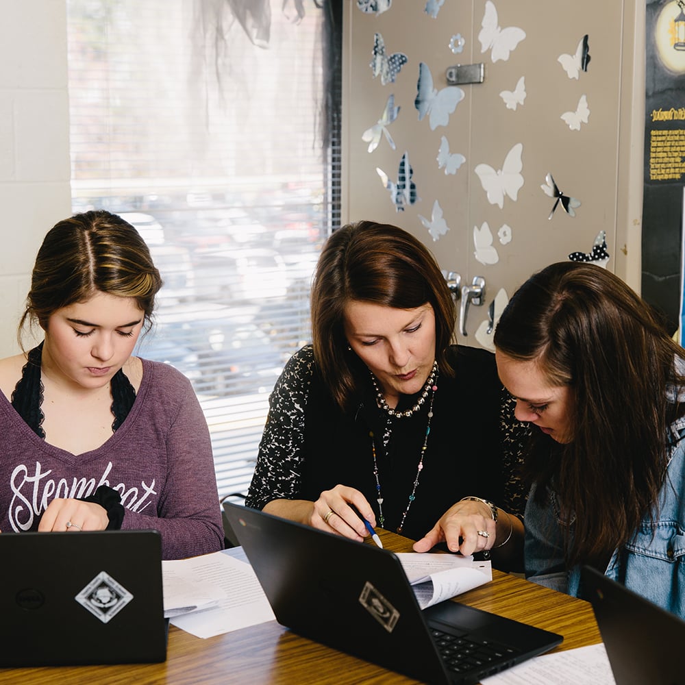 teacher-giving-feedback teacher-giving-feedback